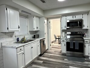 電子レンジ、オーブン、コンロ、食器洗い機