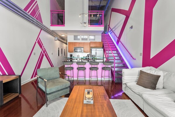 TV - 2BR Loft Steps from Shops & Eats (Atlanta)