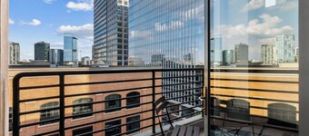 2BR Loft Steps from Shops & Eats