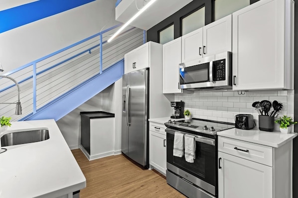 Refrigerador, microondas, horno, placa de cocina
