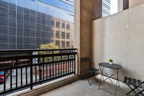 Property grounds - 2BR Loft Midtown ATL, Sleeps 10 (Atlanta)