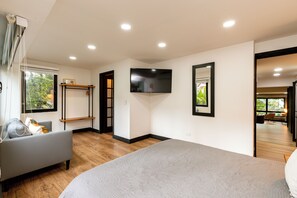 4 bedrooms, iron/ironing board, WiFi, bed sheets