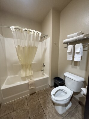Combined shower/bathtub, free toiletries, hair dryer, towels - The Sawmill Inn (Houston)