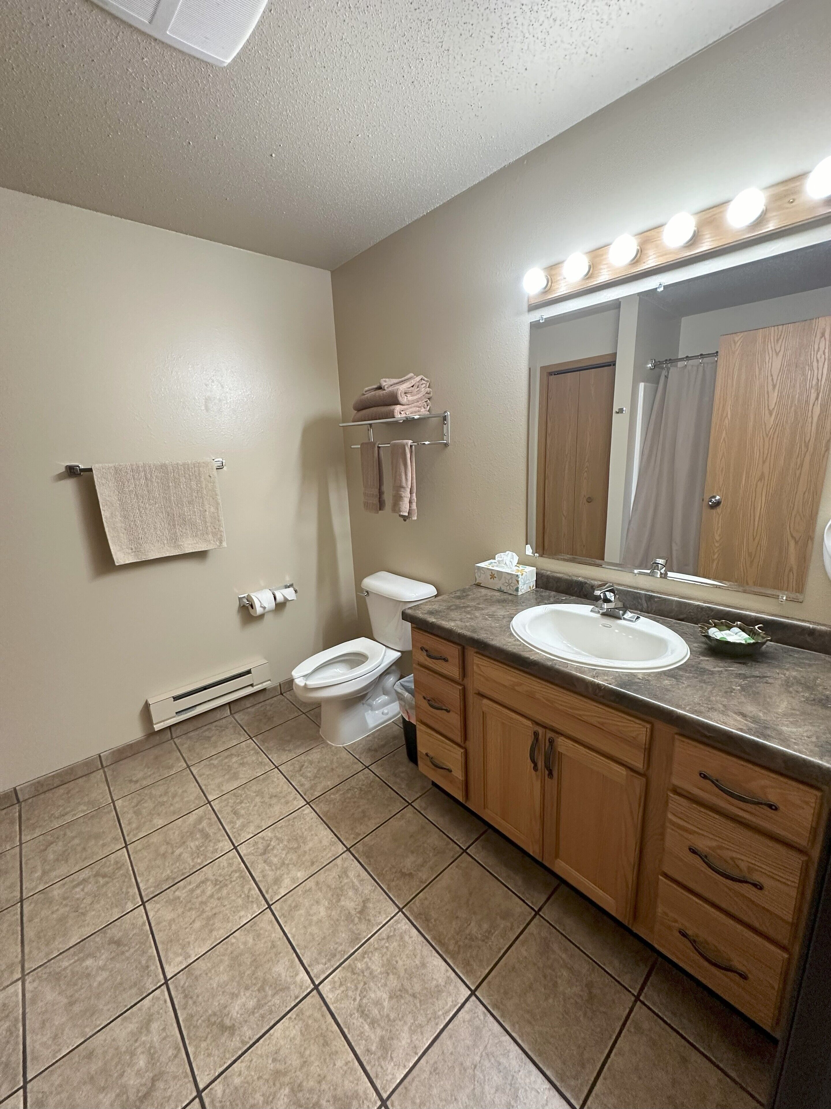 Apartment, 1 Bedroom | Bathroom | Combined shower/tub, free toiletries, hair dryer, towels