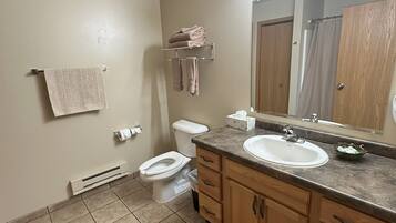 Apartment, 1 Bedroom | Bathroom | Combined shower/tub, free toiletries, hair dryer, towels