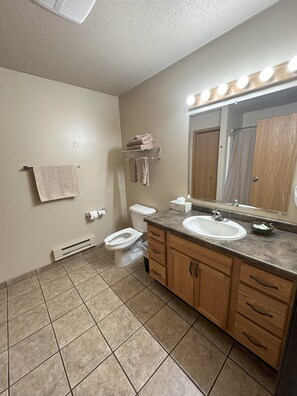 Apartment, 1 Bedroom | Bathroom | Combined shower/tub, free toiletries, hair dryer, towels
