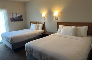 Quarto casal standard, 2 camas Queen | Espaço de trabalho para notebook, ferros/tábuas de passar roupa