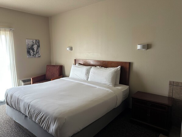 مساحة عمل للكمبيوتر المحمول ومكواة/لوح كي وأسرّة أطفال/رضّع