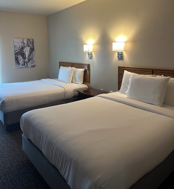 Habitación estándar doble, 2 camas de matrimonio | Tabla de planchar con plancha y wifi gratis