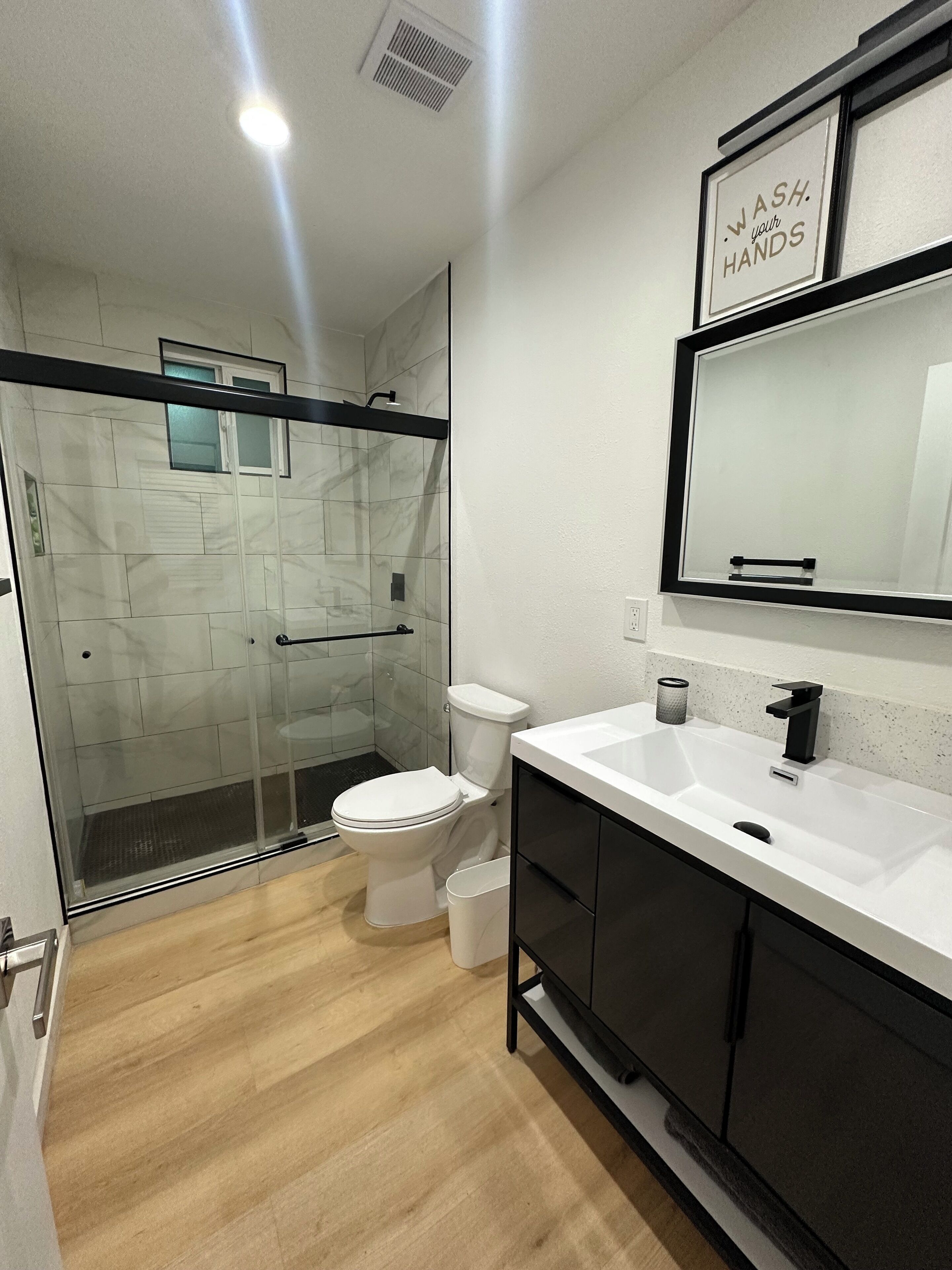 Hiustenkuivaaja, pyyhkeet, saippua, vessapaperi