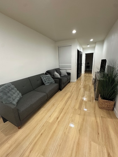 Charming 2-bedroom house in brilliant Fullerton with AC