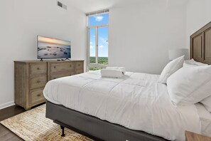 Luxury Apartment, 2 Bedrooms, Pets Allowed, City View | Soundproofing, iron/ironing board, free WiFi