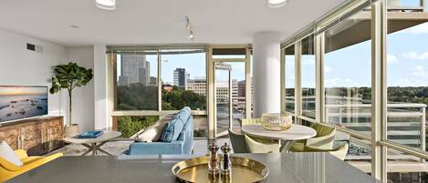 Departamento de lujo, 2 habitaciones, se aceptan mascotas, vista a la ciudad | Área de sala de estar | Televisión