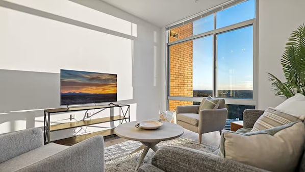 Luxury-Apartment, 2 Schlafzimmer, Haustiere gestattet, Stadtblick | Wohnbereich