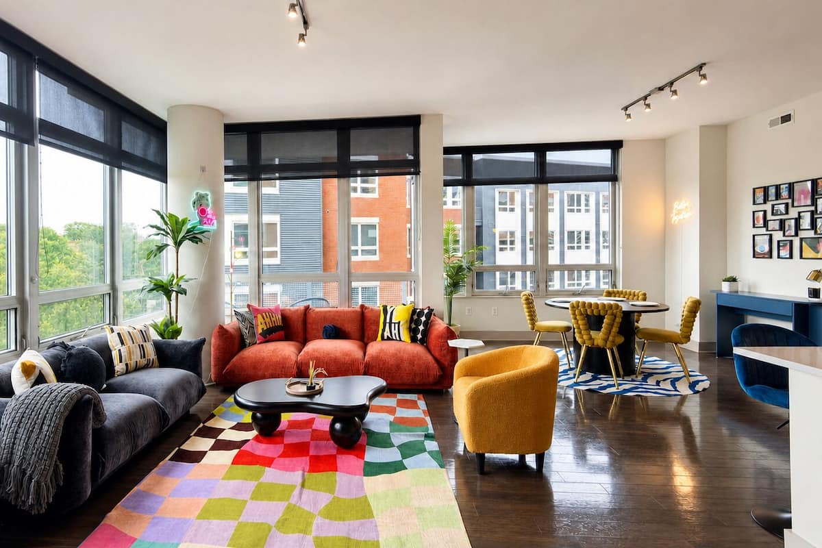 Apartamento de lujo, 2 habitaciones, Se admiten mascotas, vistas a la ciudad | Zona de estar | Smart TV de 60 pulgadas con canales digitales