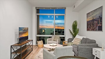 Căn hộ Cao cấp, 2 phòng ngủ, được phép mang theo vật nuôi, quang cảnh thành phố | Khu phòng khách | TV 