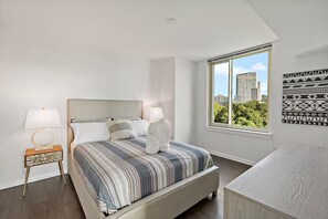 Luxe appartement, 2 slaapkamers, huisdieren toegestaan, uitzicht op de stad | Geluiddichte muren, een strijkplank/strijkijzer, gratis wifi, beddengoed