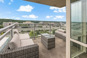 Luxury-Apartment, 2 Schlafzimmer, Haustiere gestattet, Stadtblick | Terrasse/Patio