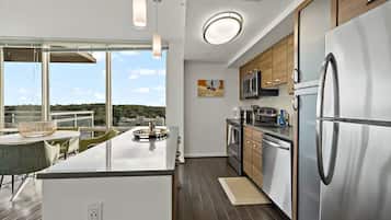 Luxury Apartment, 2 Bedrooms, Pets Allowed, City View | Private kitchen