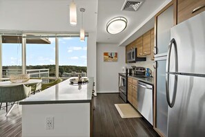 Luxury Apartment, 2 Bedrooms, Pets Allowed, City View | Private kitchen