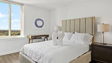 Luxury Apartment, 2 Bedrooms, Pets Allowed, City View | Soundproofing, iron/ironing board, free WiFi