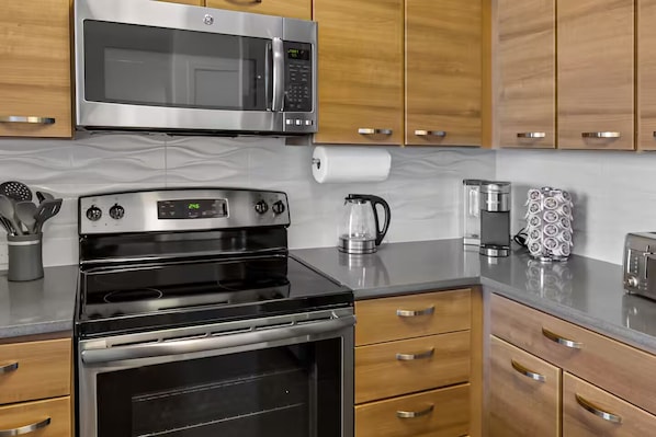 Luxury Apartment, 2 Bedrooms, Pets Allowed, City View | Private kitchen