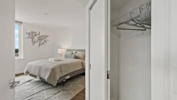 Luxury-Apartment, 2 Schlafzimmer, Haustiere gestattet, Stadtblick | Schallisolierte Zimmer, Bügeleisen/Bügelbrett, kostenloses WLAN