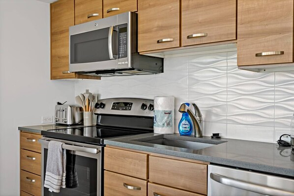 Luxury Apartment, 2 Bedrooms, Pets Allowed, City View | Private kitchen