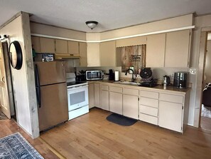 Fridge, microwave, oven, stovetop - Cozy Mountain retreat in Sargents, 17 minutes to Monarch Ski Area. Pet friendly (Sargents)