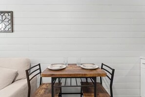 Dining - Oregon Retreat-Cozy & Convenient (Chandler)