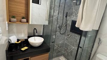SĂšche-cheveux, serviettes fournies, papier toilette