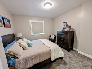 5 bedrooms, iron/ironing board, Internet, bed sheets