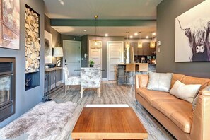 Design-Apartment, Terrasse, Bergblick | Wohnbereich