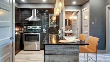 Design Condo, Patio, Mountain View | Private kitchen | Full-sized fridge, microwave, oven, stovetop