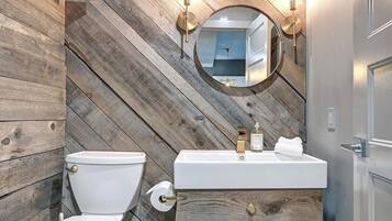 Design Condo, Patio, Mountain View | Bathroom