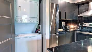 Kondominium Desain, patio, pemandangan gunung | Laundry