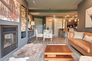 Design Condo, Patio, Mountain View | Living area