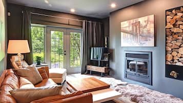 Condo de diseñador, patio, vista a la montaña | Área de sala de estar