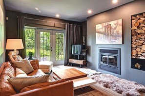 Design Condo, Patio, Mountain View | Living area