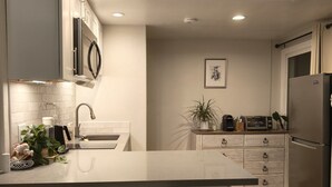 Una cucina moderna con isola centrale, elettrodomestici in acciaio inossidabile e un design minimalista.