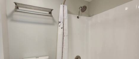 Sèche-cheveux, serviettes fournies, savon, papier toilette