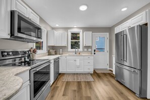 ثلاجة، ميكروويف، فرن، موقد طهي مسطح