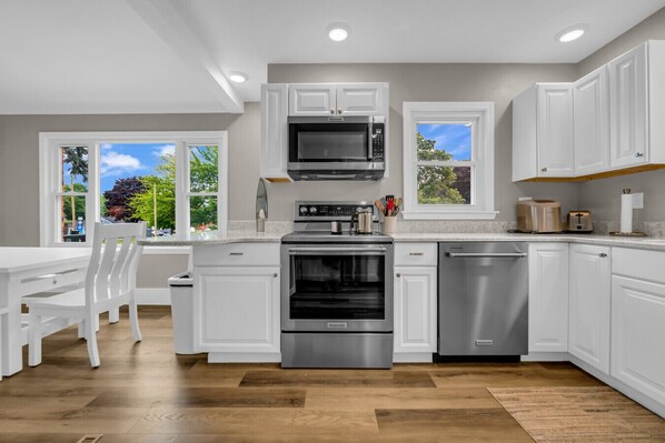 ثلاجة، ميكروويف، فرن، موقد طهي مسطح