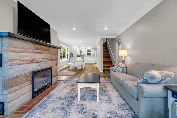 TV, fireplace, table tennis - StoneHaven on Lake Street — Port Austin (Port Austin)