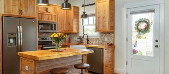 Luxury Stay /  2-Suite Retreat with King Beds / Near JMU, Shenandoah & Wineries