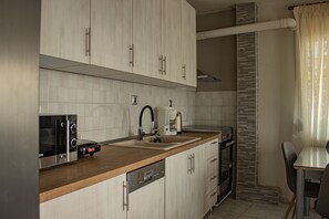 Refrigerador, horno, parrilla de estufa y lavavajillas