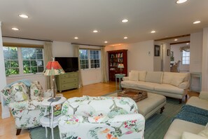 TV, books - Edgartown Escape – Walk to Beach & Downtown (Edgartown)