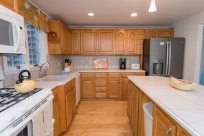 Fridge, microwave, oven, stovetop - Edgartown Escape – Walk to Beach & Downtown (Edgartown)