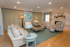 TV, books - Edgartown Escape – Walk to Beach & Downtown (Edgartown)