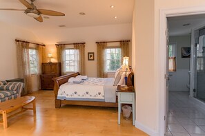 Iron/ironing board, WiFi, bed sheets - Edgartown Escape – Walk to Beach & Downtown (Edgartown)